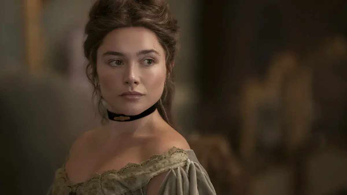 Florence Pugh en Cathy Ames, robe de dentelle aux épaules dénudées et ras-du-cou de velours noir, dans la série À l'est d'Éden