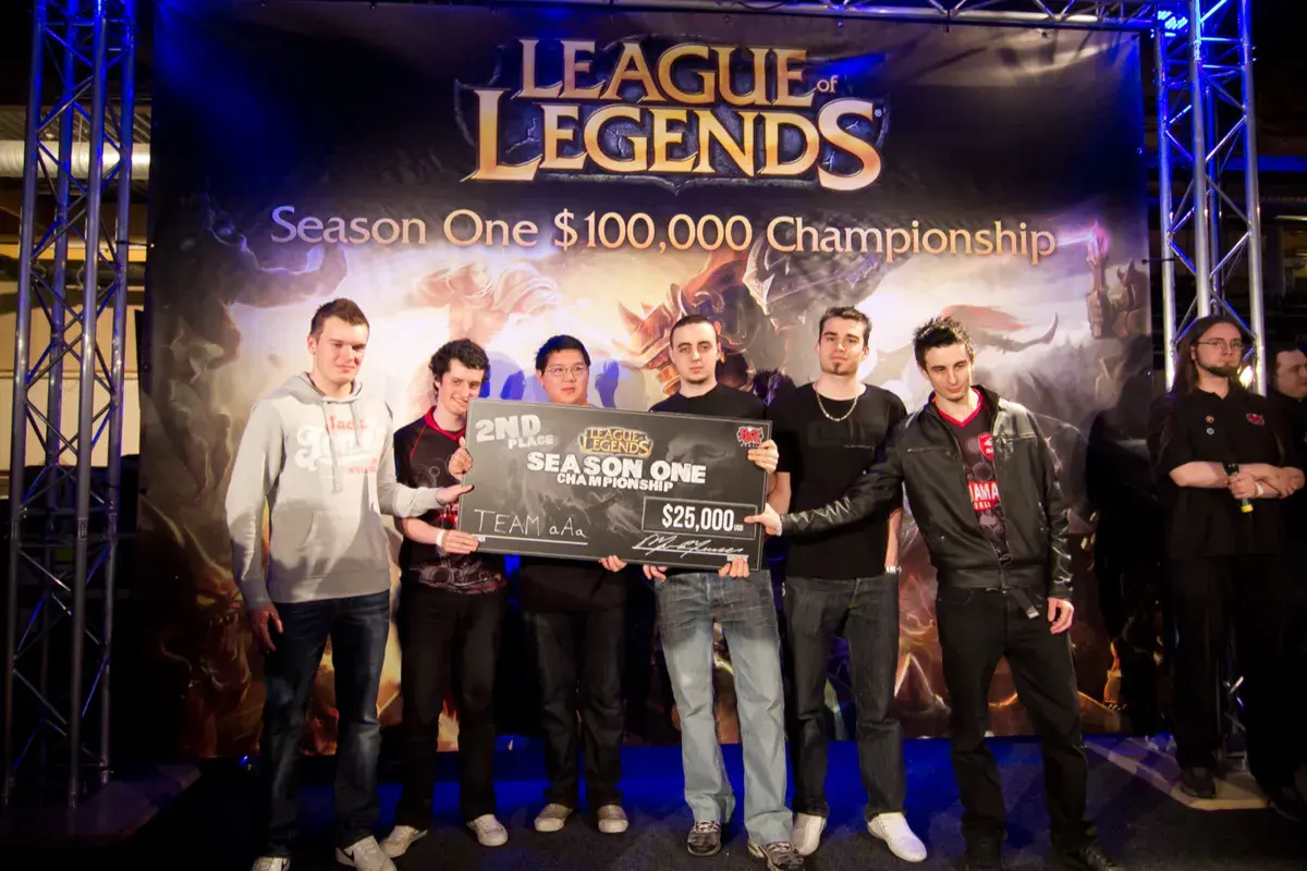 L'équipe française aAa pose avec le chèque de la deuxième place du championnat du monde Season One de League of Legends, à la DreamHack 2011