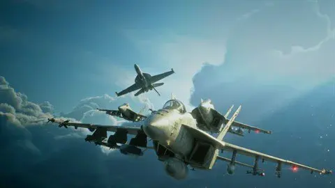 Une escadrille de chasseurs traverse un ciel bleu chargé de nuages, l'un d'eux en virage au-dessus des autres, dans Ace Combat 8: Wings of Theve