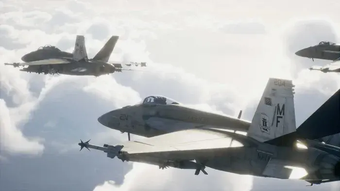 Une formation de F/A-18 de l'US Navy, missiles sous les ailes, vole au-dessus d'une mer de nuages dans Ace Combat 8: Wings of Theve