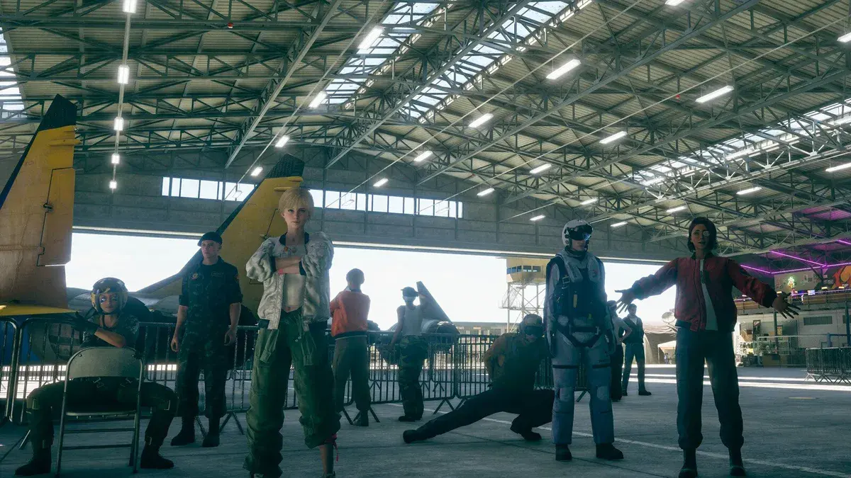 Des pilotes réunis dans un hangar, assis, debout ou en train de s'étirer, devant des chasseurs aux dérives jaunes dans Ace Combat 8: Wings of Theve