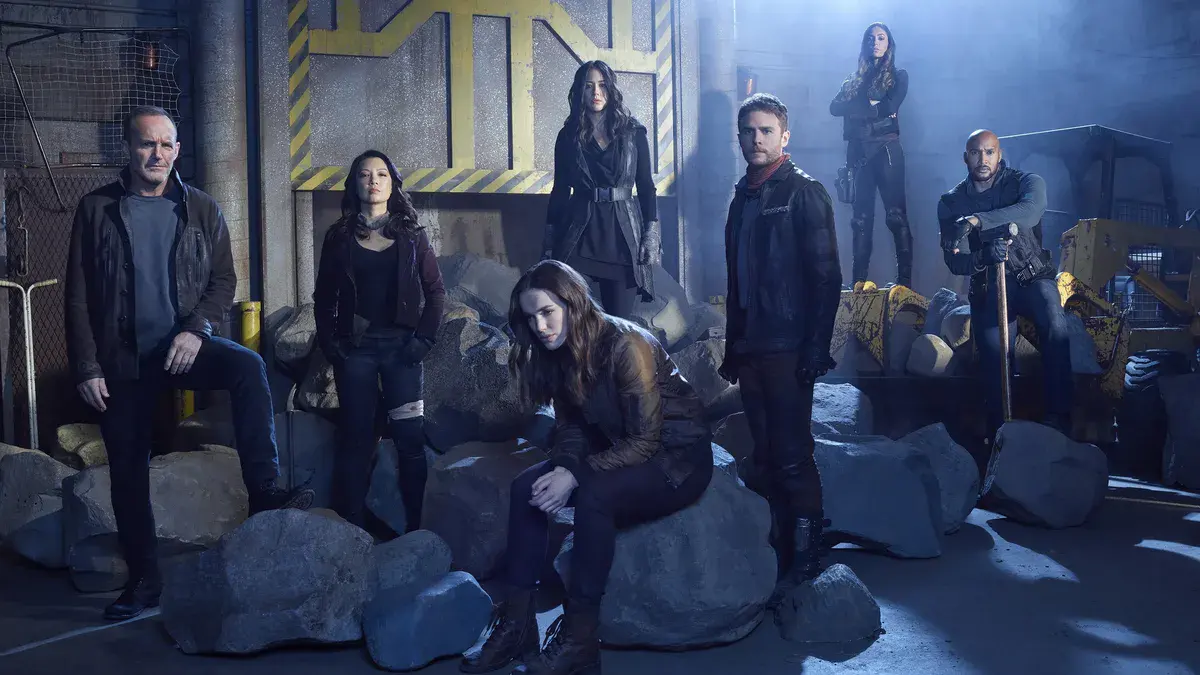 Phil Coulson, Melinda May, Daisy Johnson, Jemma Simmons, Leo Fitz, Mack et Yo-Yo réunis dans un entrepôt sur une photo officielle d'Agents of S.H.I.E.L.D.