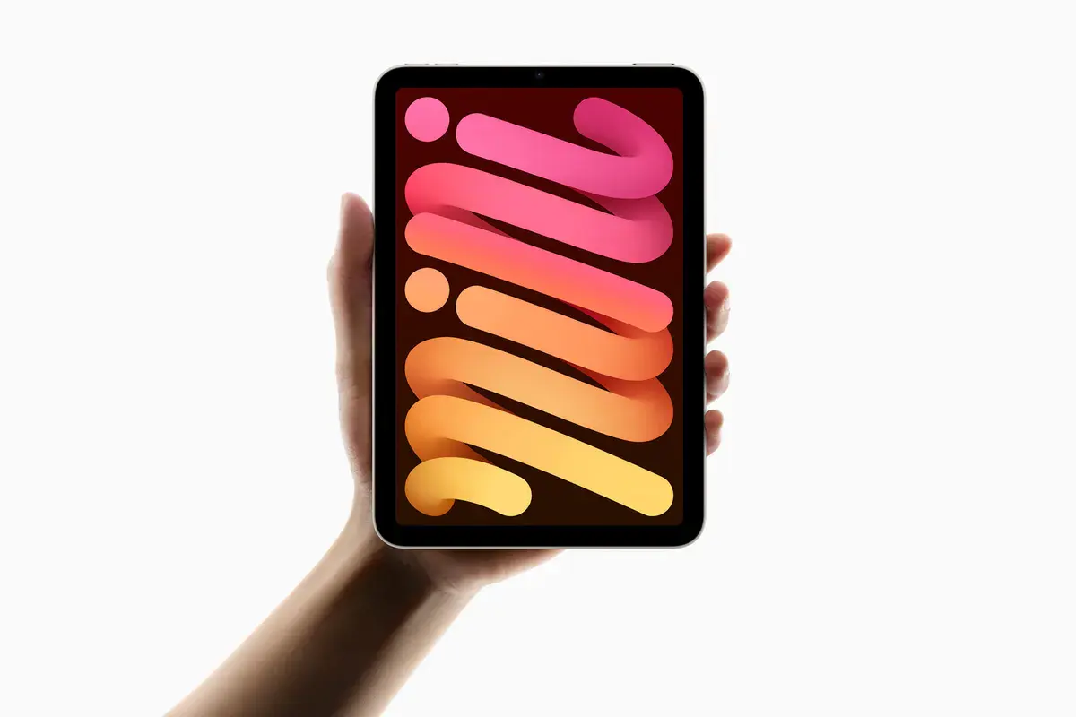 L'iPad mini à puce A17 Pro tenu en main, le modèle que remplace l'iPad mini OLED, sur un visuel officiel d'Apple d'octobre 2024