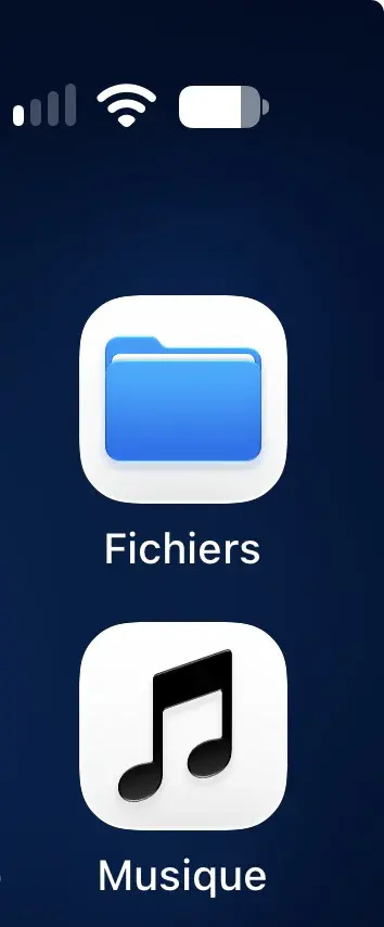La nouvelle icône noir et blanc d'Apple Music sous l'icône Fichiers, sur l'écran d'accueil d'un iPhone en bêta d'iOS 27.2