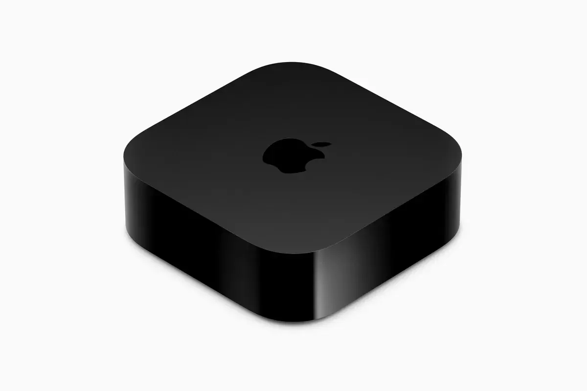 Le boîtier noir de l'Apple TV 4K actuelle, vu de trois quarts sur fond blanc