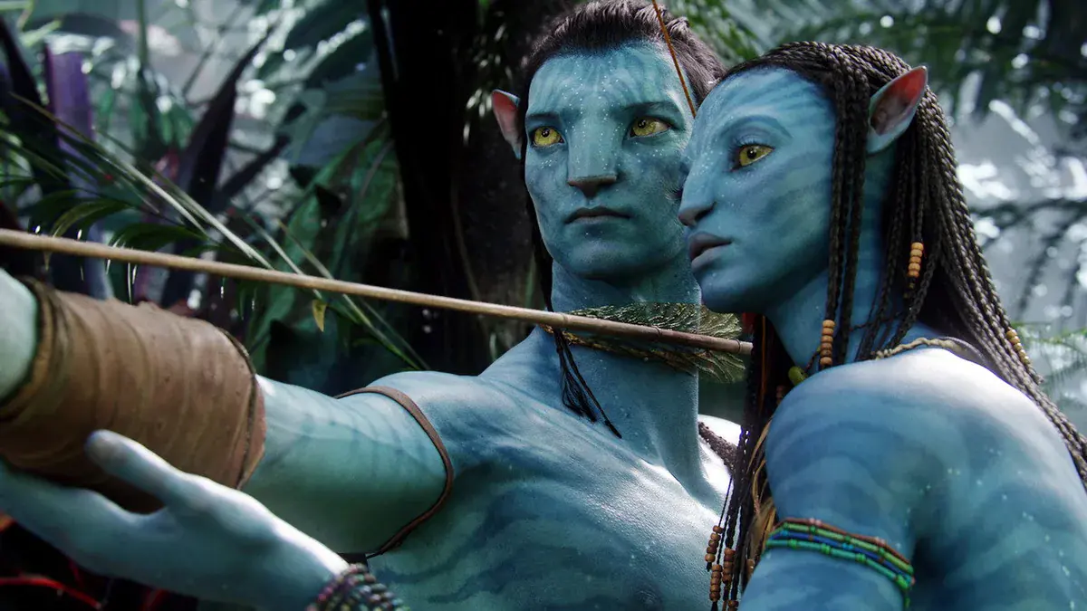 Jake Sully bande un arc, Neytiri à ses côtés, dans la forêt de Pandora, une scène d'Avatar de James Cameron