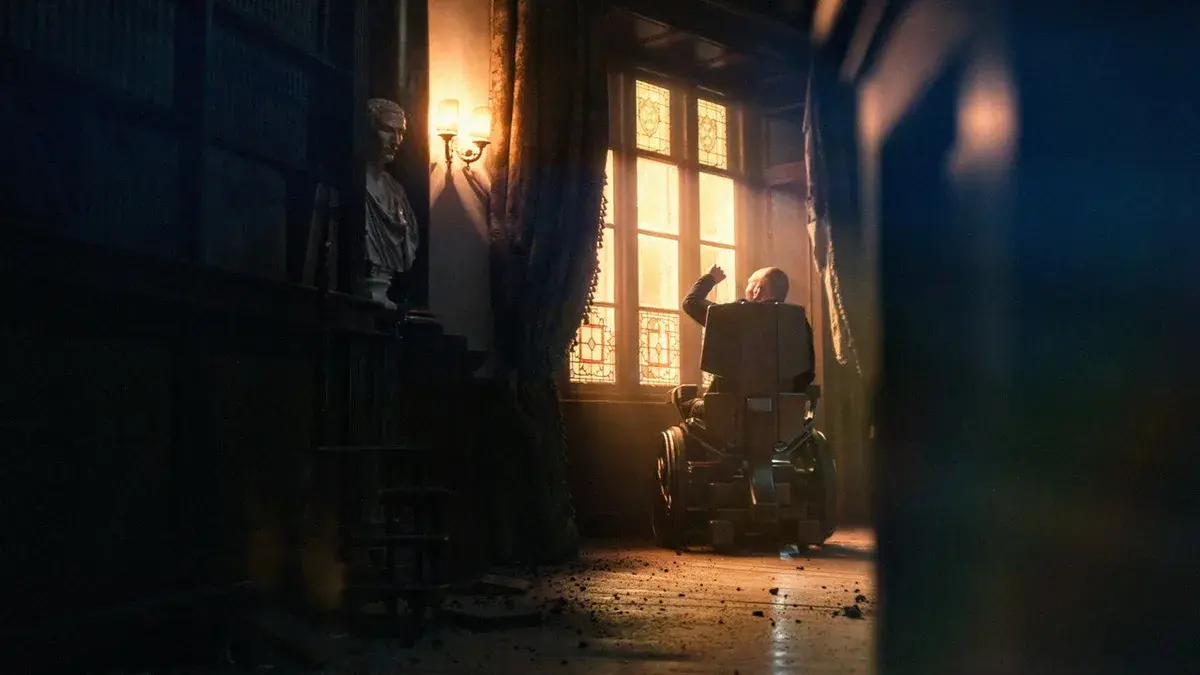 Charles Xavier, joué par Patrick Stewart, vu de dos dans son fauteuil face aux vitraux du manoir dans Avengers : Doomsday