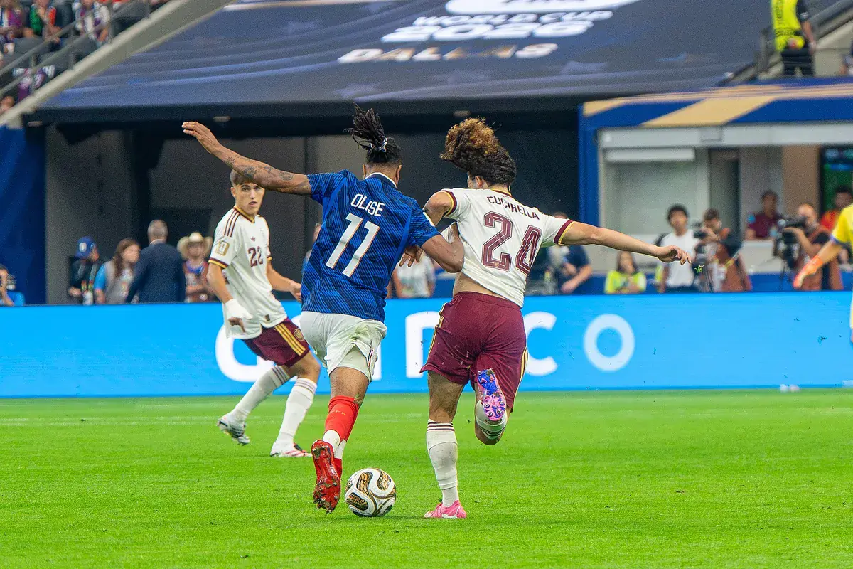 Michael Olise, maillot bleu numéro 11, déborde Marc Cucurella lors du match France-Espagne de la Coupe du monde 2026 à Dallas