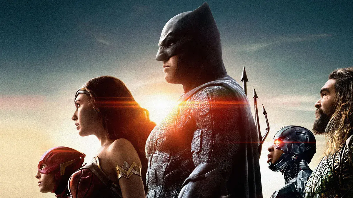 Ben Affleck en Batman, de profil au soleil couchant, entre Flash, Wonder Woman, Cyborg et Aquaman sur un visuel de Justice League (2017)