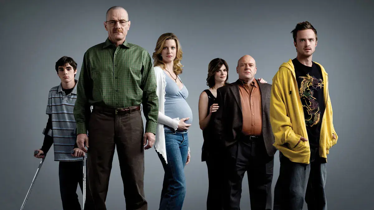 RJ Mitte en Walter White Jr., appuyé sur ses cannes, aux côtés de Bryan Cranston, Anna Gunn, Betsy Brandt, Dean Norris et Aaron Paul sur une photo officielle de Breaking Bad