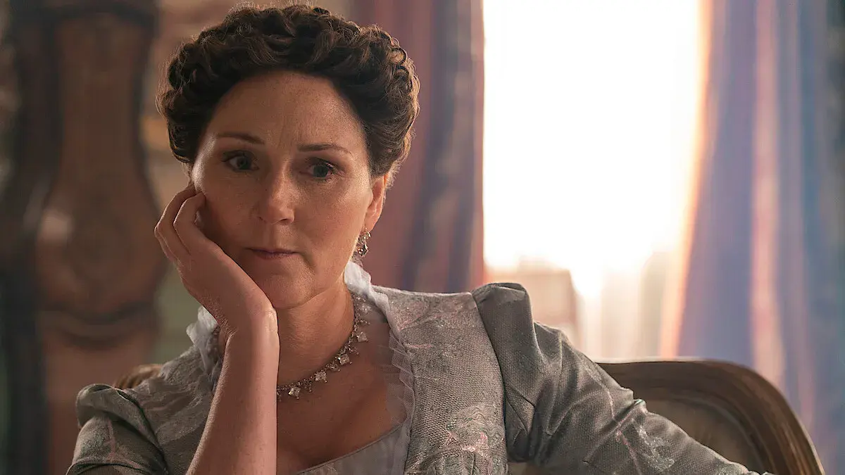 Ruth Gemmell, la main contre la joue, en Lady Violet dans la saison 4 de La Chronique des Bridgerton