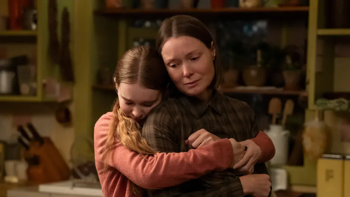 Samantha Sloyan en Margaret White serre sa fille Carrie, jouée par Summer H. Howell, dans leur cuisine dans la série Carrie