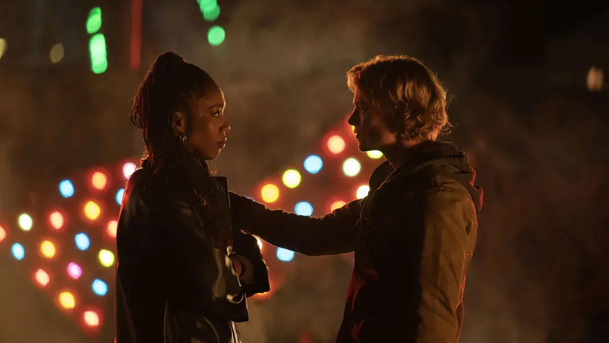 Clayface : Naomi Ackie en Caitlyn Corr et Tom Rhys Harries en Matt Hagen face à face, devant des guirlandes lumineuses floues