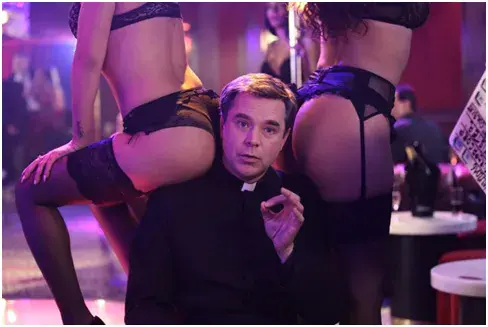 Coexister : un homme en col romain dans un club, entouré de danseuses