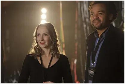 Coexister : une femme et un homme en coulisses, sous les projecteurs
