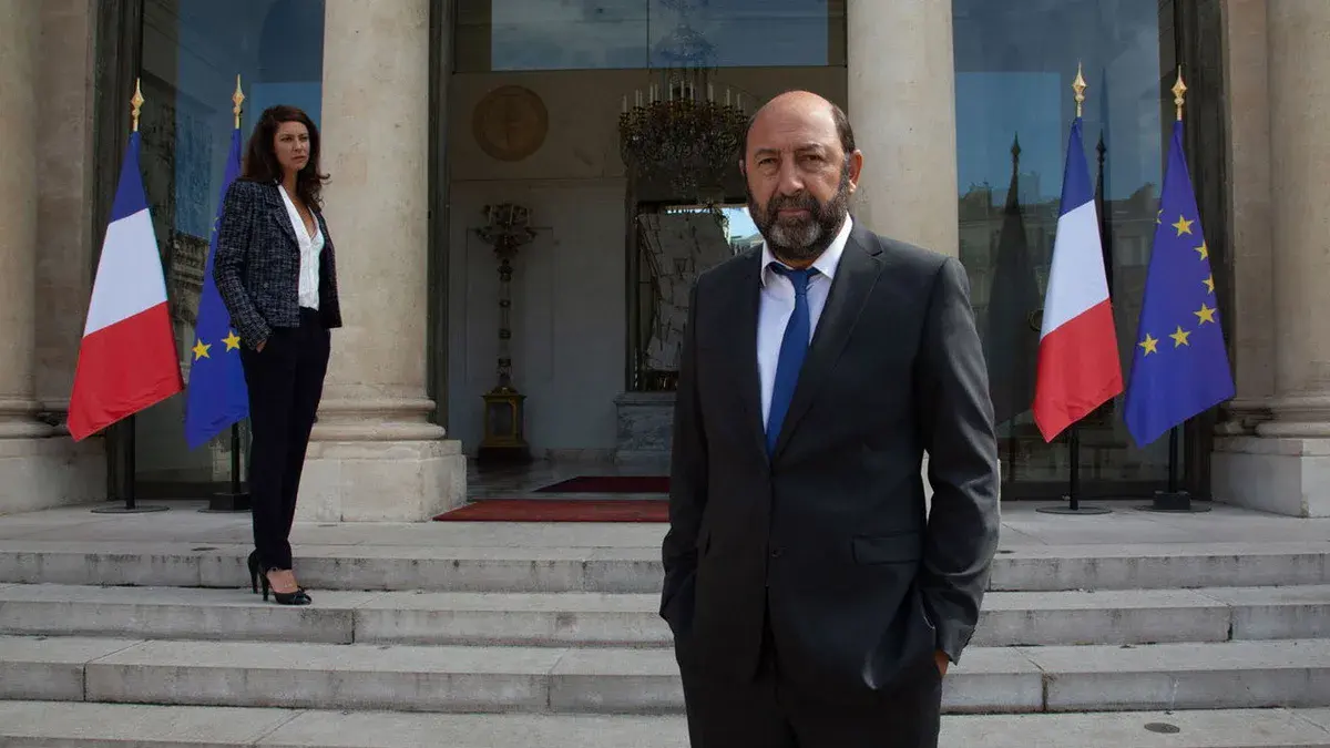 Baron Noir : Kad Merad en Philippe Rickwaert sur les marches d'un palais officiel, entre drapeaux français et européens