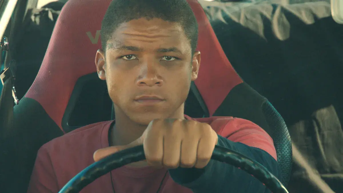 Spinners : Ethan, le héros de la série, au volant de sa voiture de spinning