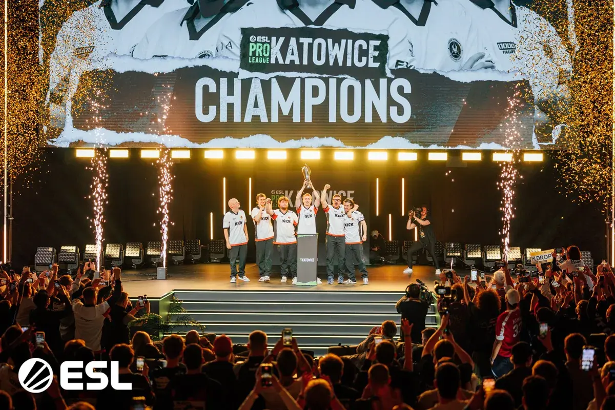 La remise du trophée à l'issue de la finale à Vitality, lors de leur victoire à l'ESL Pro League Saison 24 de CS2 à Katowice
