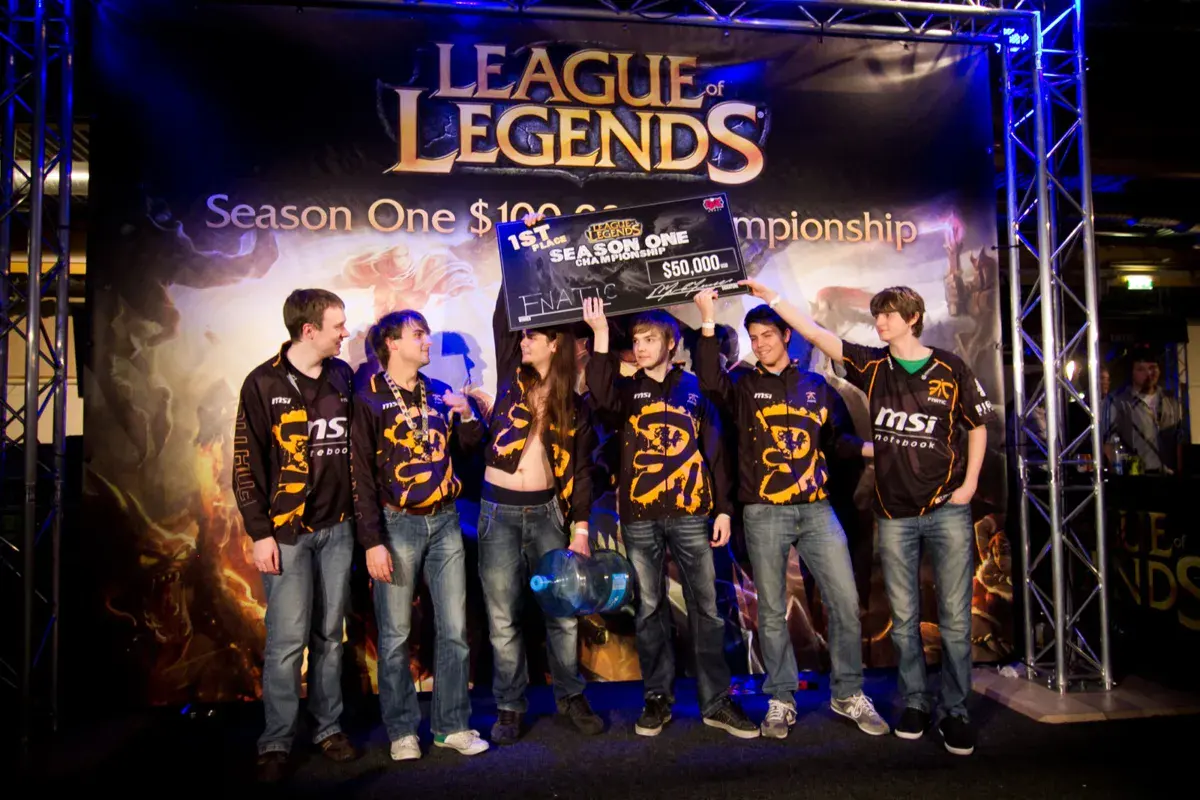 Les joueurs de Fnatic brandissent le chèque de la première place du championnat du monde Season One de League of Legends, à la DreamHack 2011