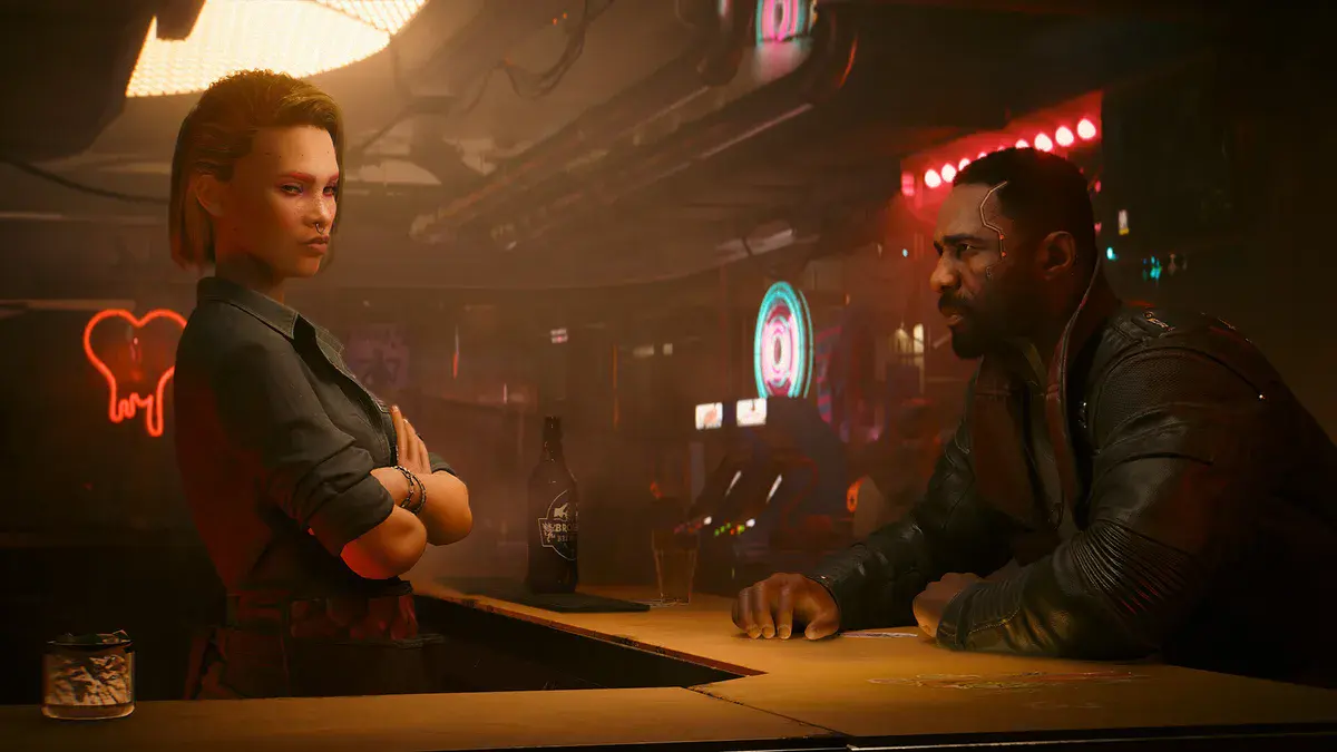 Cyberpunk 2077 Phantom Liberty : Solomon Reed, l'agent incarné par Idris Elba, accoudé au comptoir d'un bar face à une femme aux bras croisés