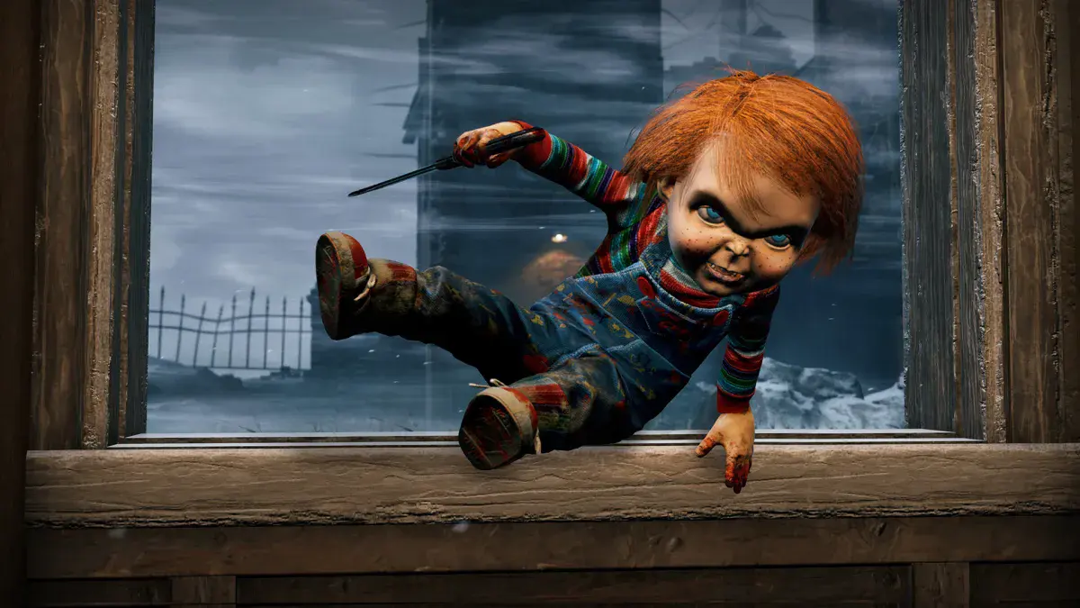 Chucky, couteau à la main, saute par une fenêtre dans Dead by Daylight