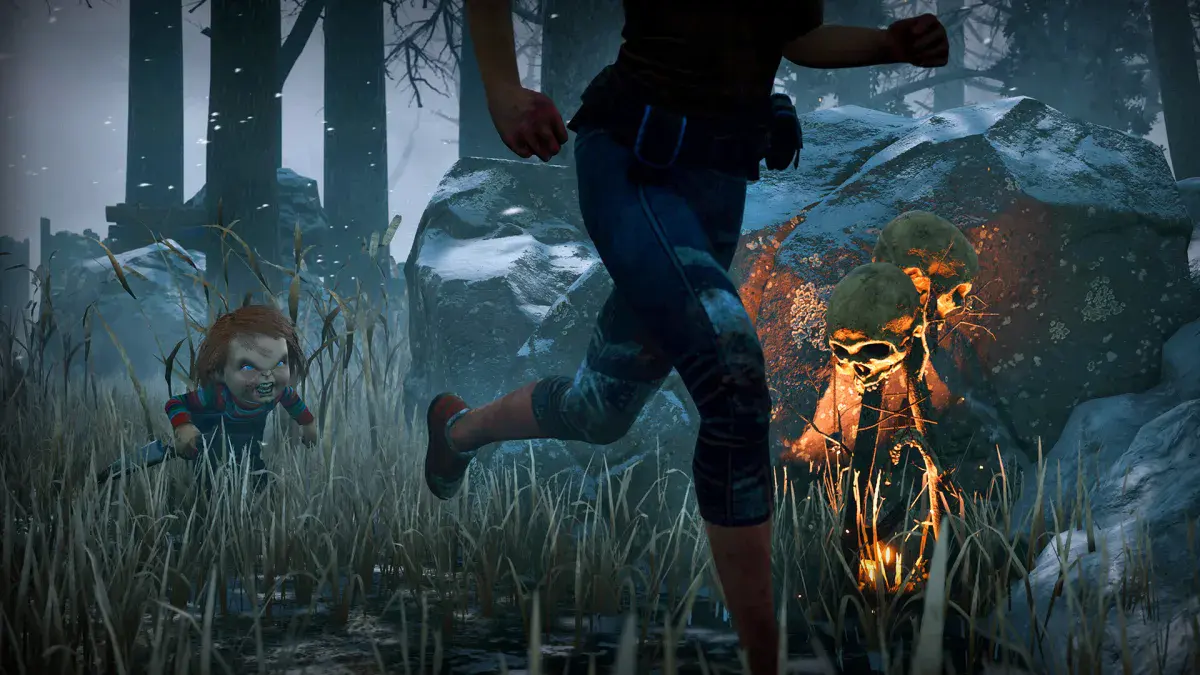 Chucky poursuit une survivante près d'un totem ensorcelé dans une forêt enneigée de Dead by Daylight