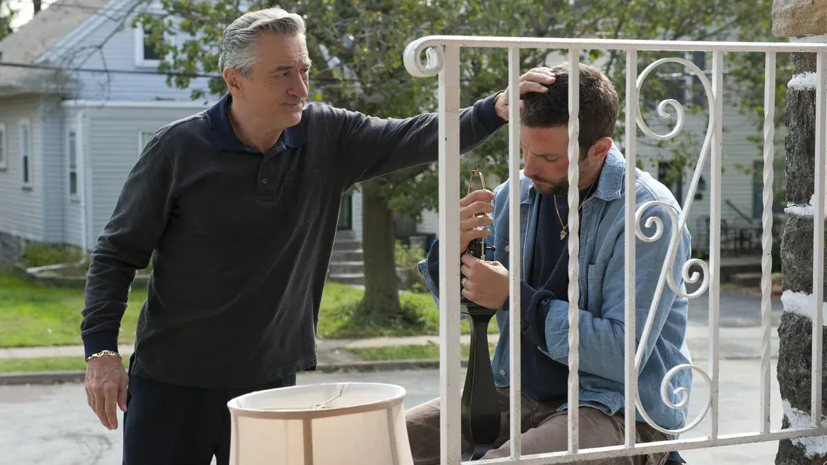 Robert De Niro et Bradley Cooper sur un perron dans Happiness Therapy de David O. Russell