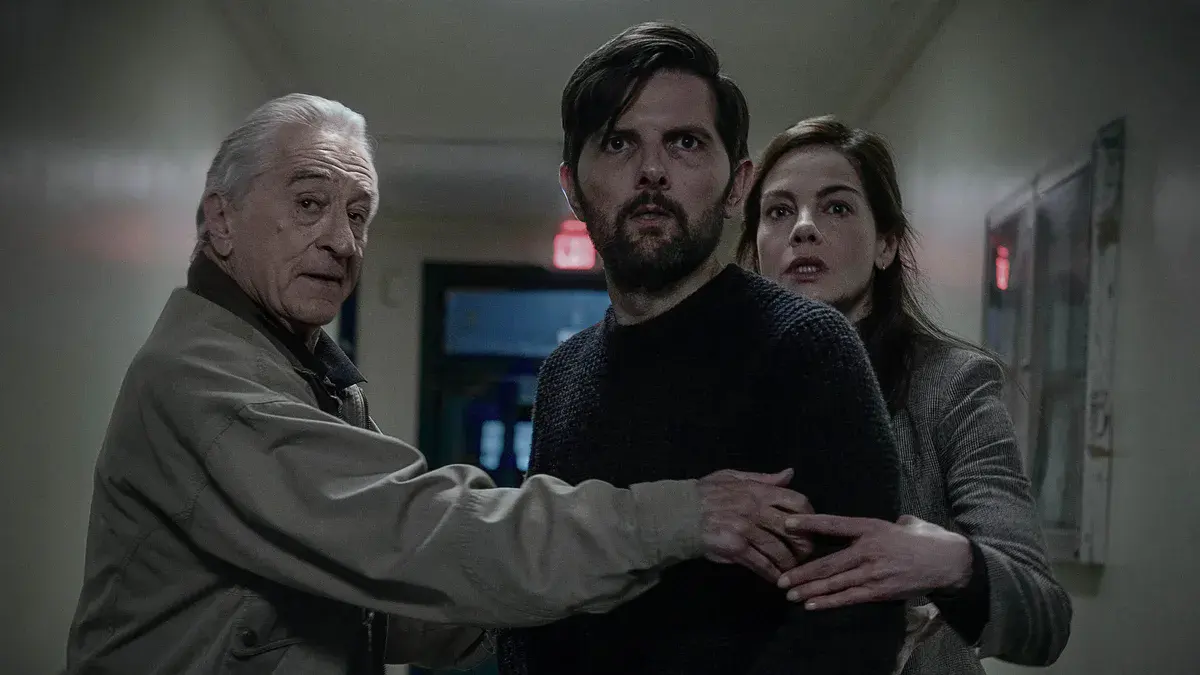 Robert De Niro, Adam Scott et Michelle Monaghan dans un couloir dans The Whisper Man sur Netflix