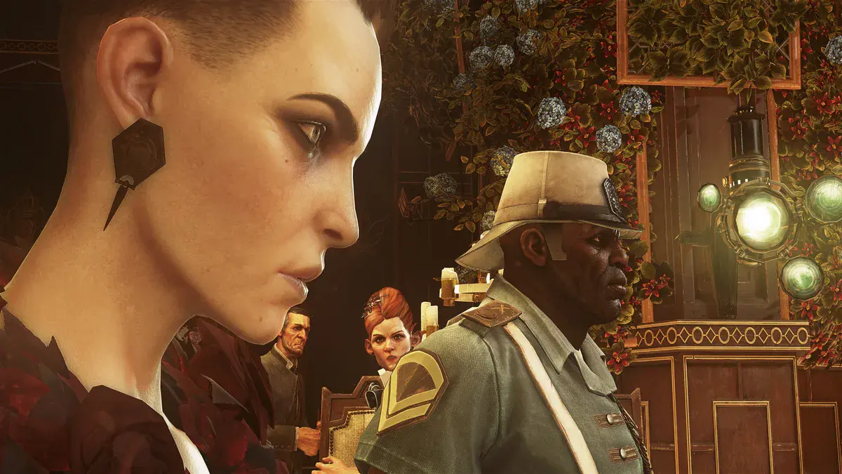 Dishonored 2 : une femme aux cheveux rasés vue de profil, un garde en uniforme et chapeau colonial dans un salon de Karnaca