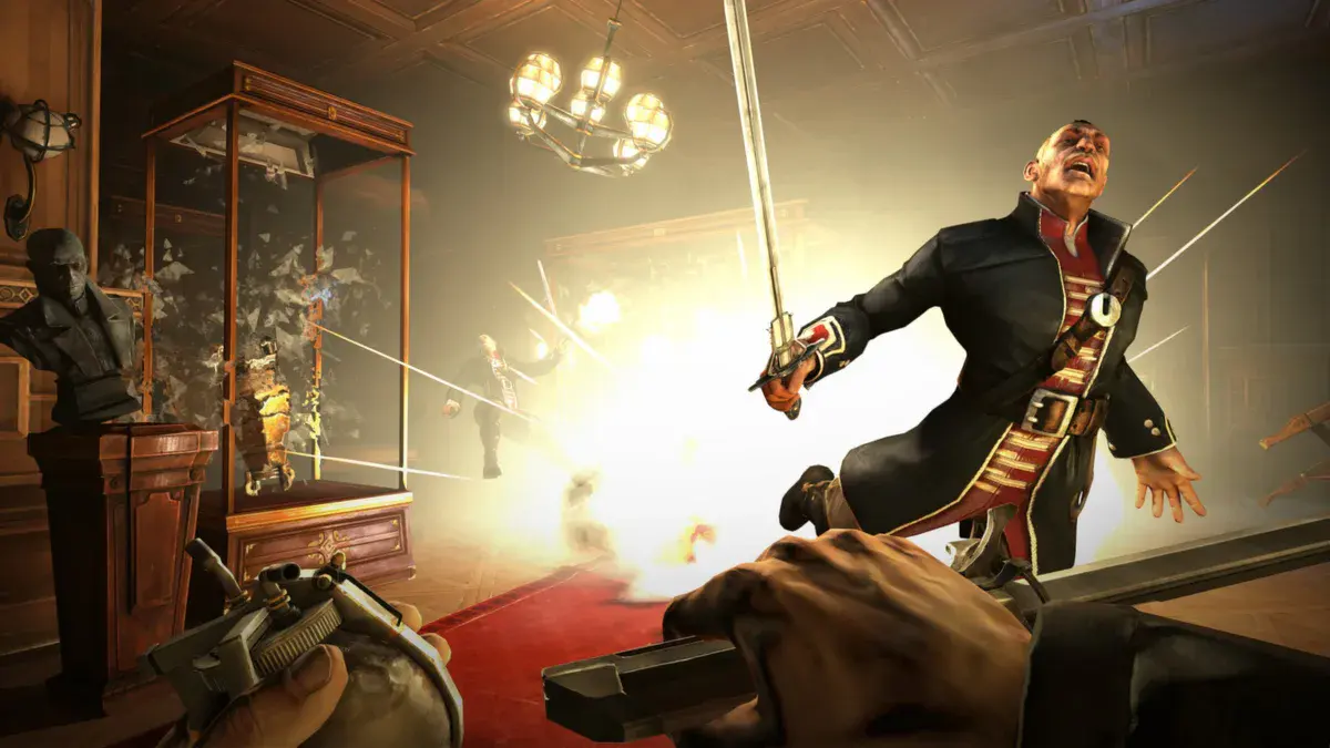 Dishonored : un garde de Dunwall brandit son sabre au milieu d'une explosion, vu par les yeux de Corvo