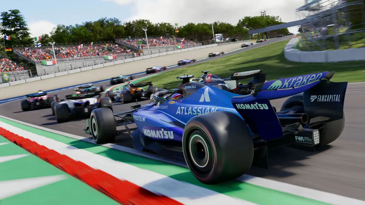 La Williams bleue aux couleurs d'Atlassian suit un peloton de monoplaces dans un virage bordé de tribunes, dans F1 25