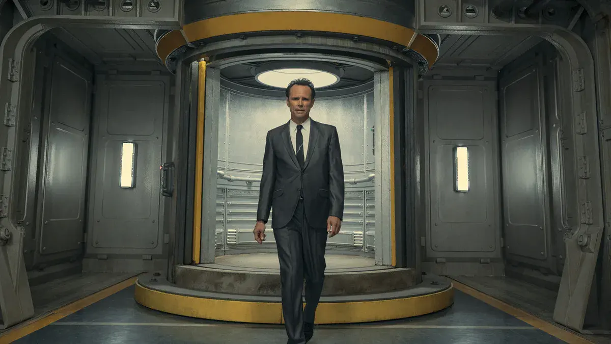 Walton Goggins en Cooper Howard, porte-parole de Vault-Tec, dans l'ascenseur d'un abri de la série Fallout de Prime Video
