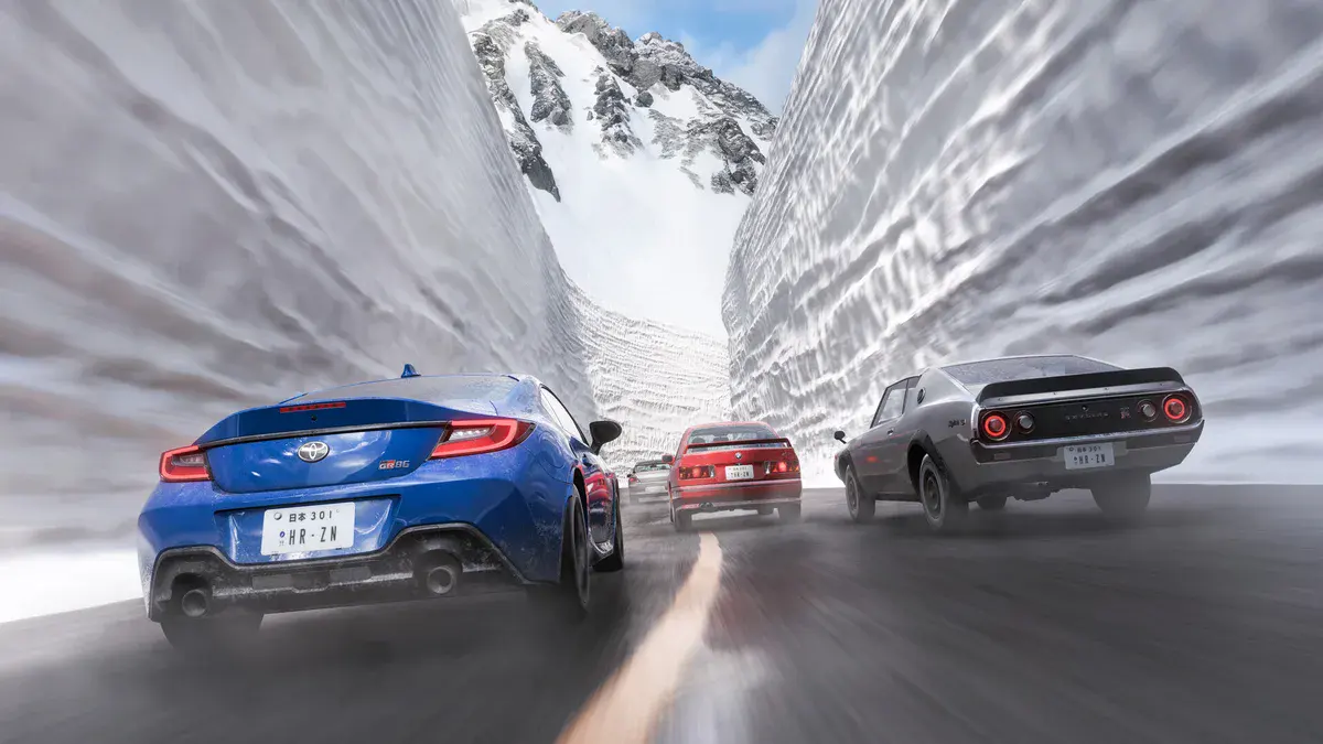 Forza Horizon 6 : une Toyota GR86 bleue et une Nissan Skyline ancienne roulent entre deux murs de neige dans les Alpes japonaises