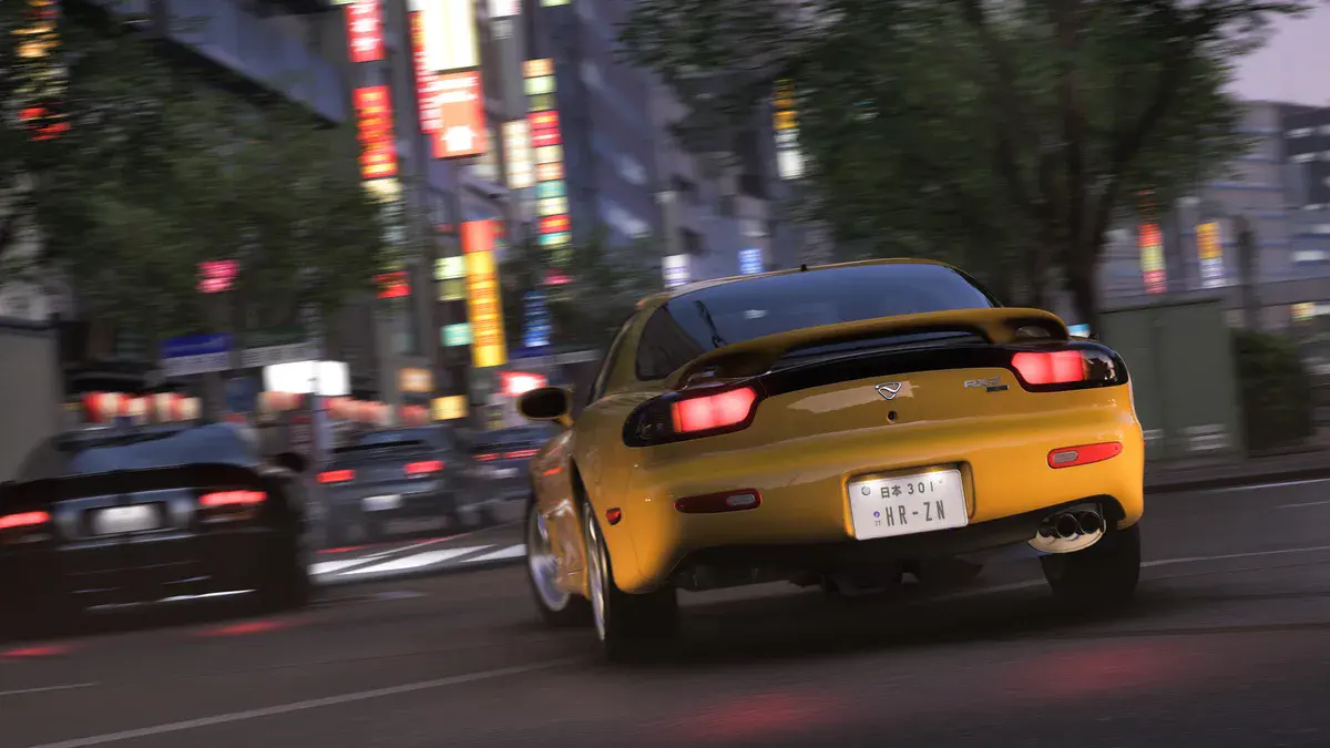 Forza Horizon 6 : une Mazda RX-7 jaune file dans une avenue de Tokyo bordée d'enseignes lumineuses