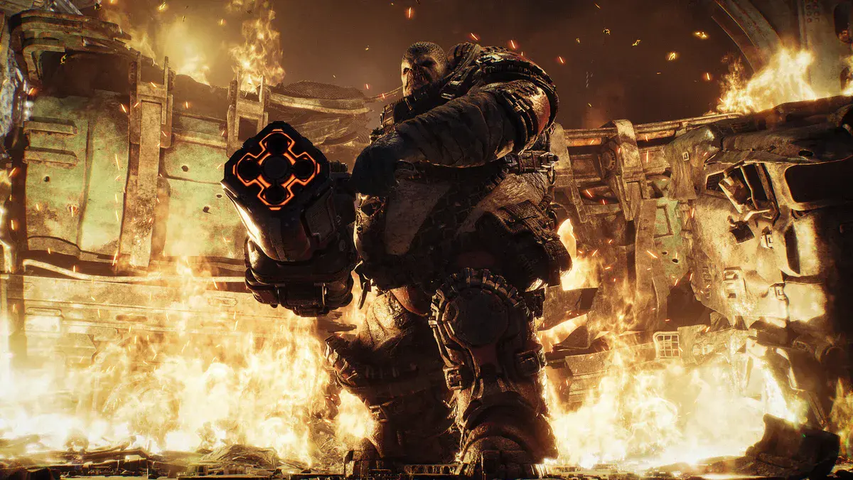Un Boomer locuste, lance-roquettes au poing, avance au milieu des flammes et de la ferraille, dans Gears of War: E-Day