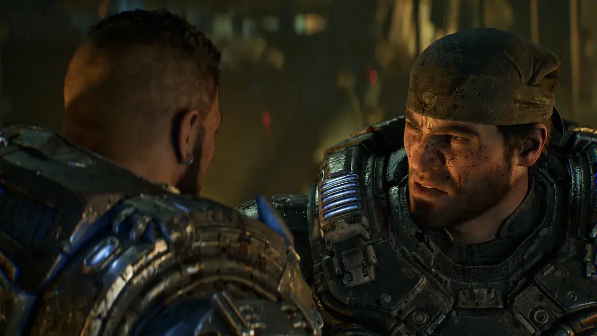Marcus Fenix, bandana sur la tête et visage taché de sang, parle à Dom Santiago, vu de dos, dans Gears of War: E-Day
