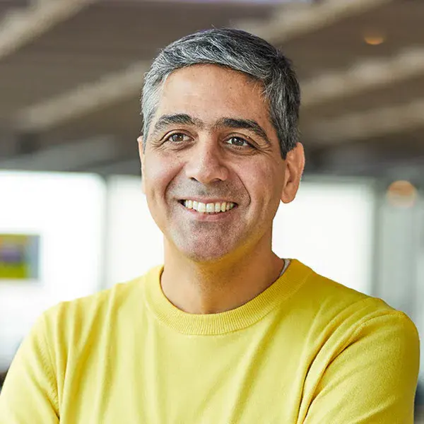 Portrait de Koray Kavukcuoglu, responsable de Google DeepMind, qui a présenté Gemini 4 Argon