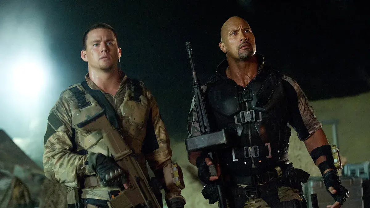 Channing Tatum en Duke et Dwayne Johnson en Roadblock, en tenue de combat et armes à la main, de nuit, dans G.I. Joe : Conspiration