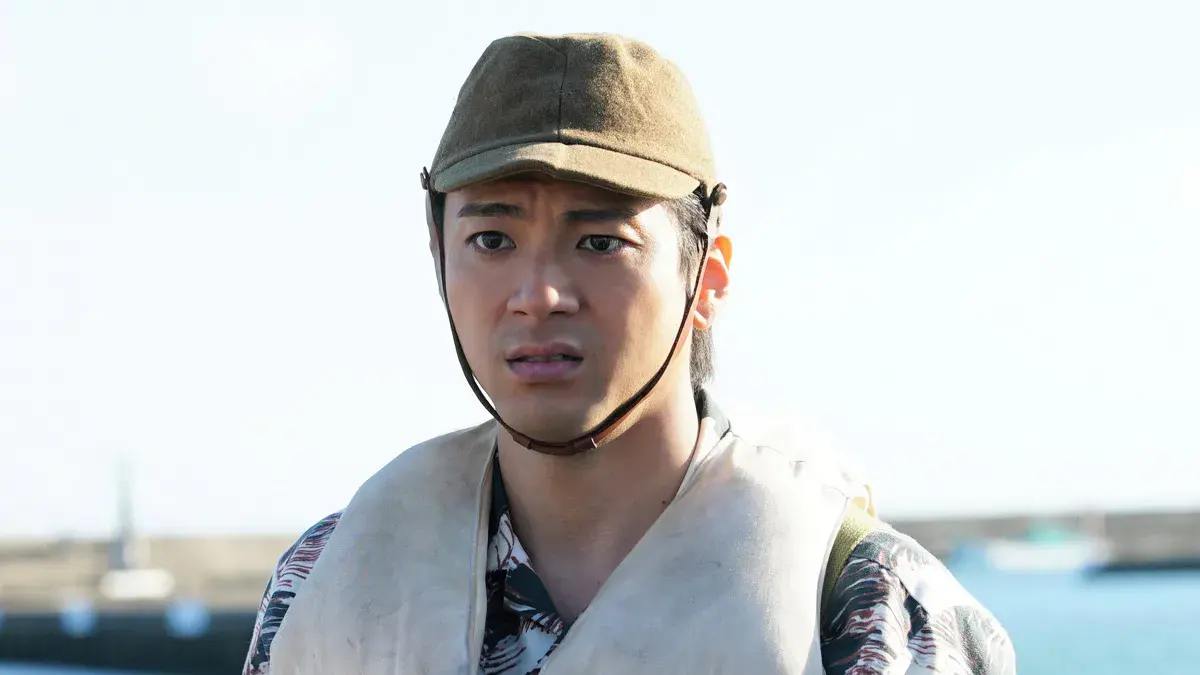 Godzilla Minus Zero : un marin coiffé d'une casquette militaire et vêtu d'un gilet de sauvetage, sur un quai