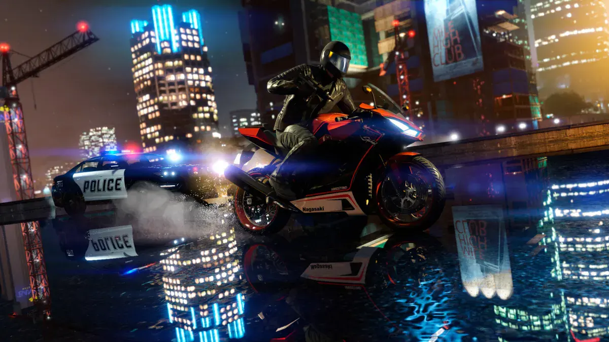 Un motard file sous la pluie devant une voiture de police, dans les rues de Los Santos de GTA 5