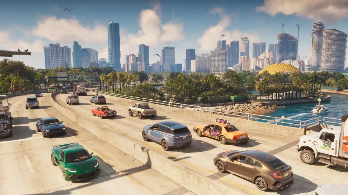 GTA 6 : une autoroute chargée de voitures, de pick-up et d'un taxi entre les palmiers, avec les tours de Vice City et un dôme doré en arrière-plan