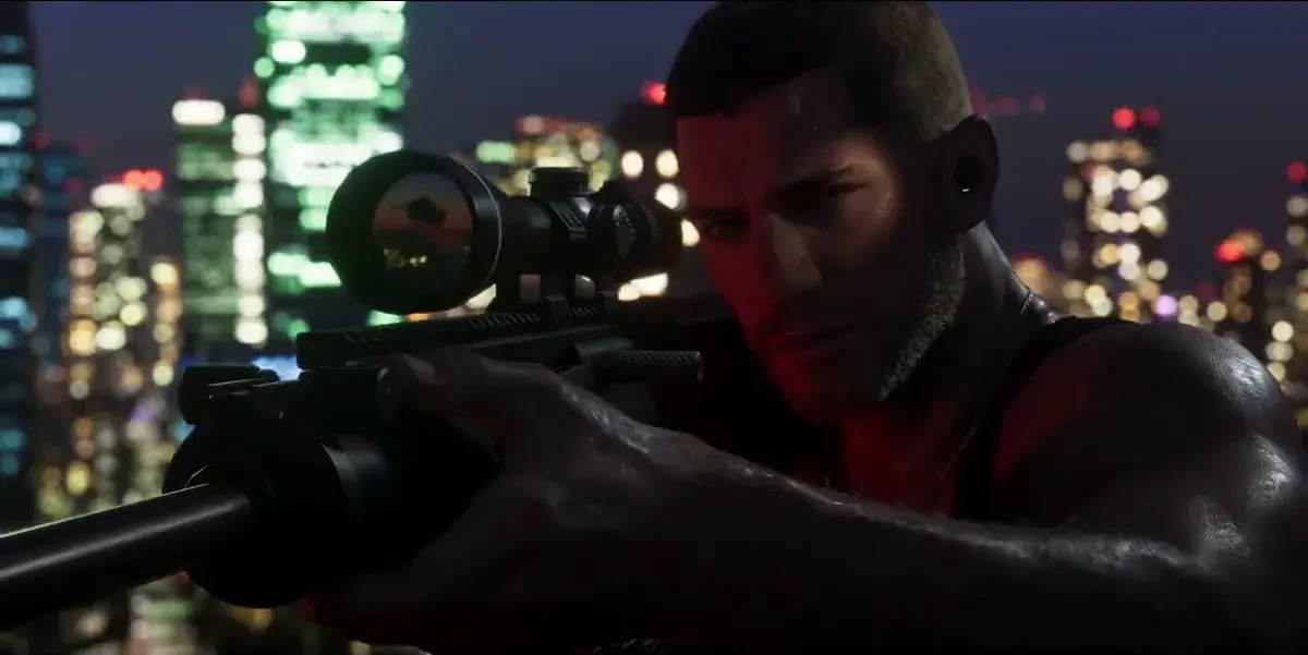 GTA 6 : un homme vise au fusil de précision depuis un toit de Vice City, de nuit, dans la bande-annonce de lancement