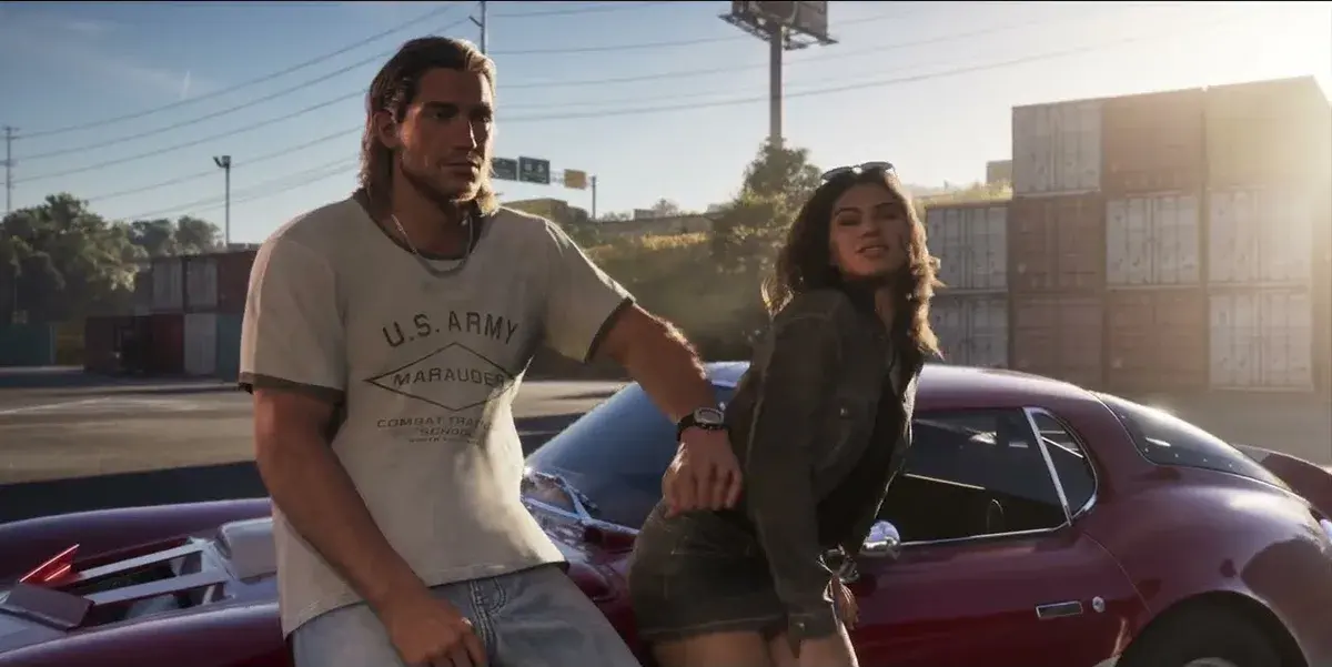 GTA 6 : un homme en t-shirt U.S. Army et une femme en veste sombre adossés à une sportive rouge, dans la bande-annonce de lancement