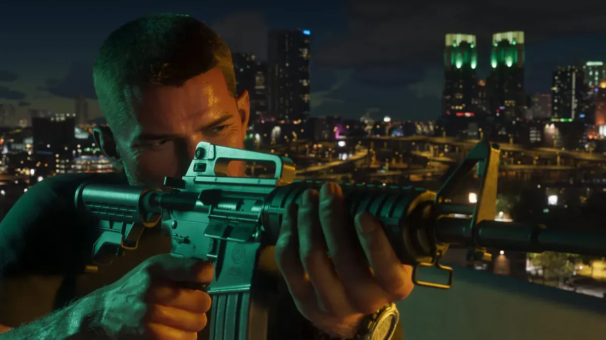 GTA 6 : Jason Duval vise au fusil d'assaut depuis un toit, de nuit, devant les tours illuminées de Vice City