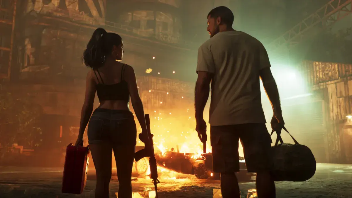 Lucia et Jason de dos, armes et sacs à la main, devant une voiture en flammes dans GTA 6