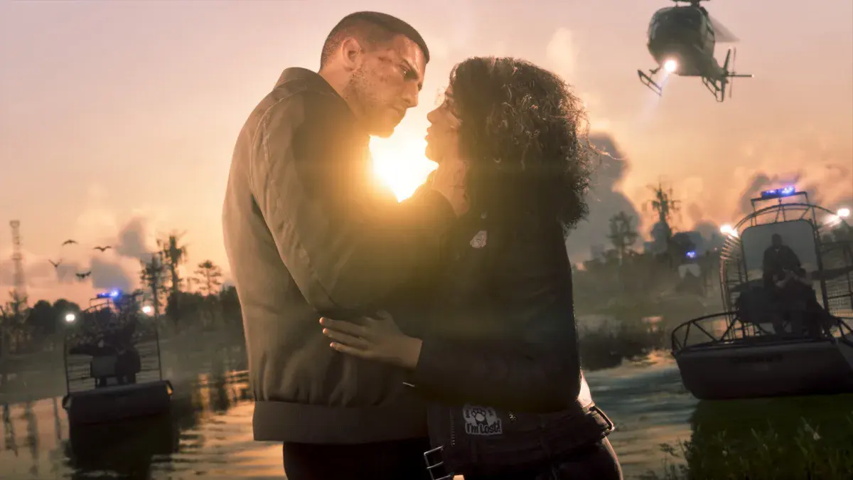 Jason et Lucia enlacés face à face au coucher du soleil dans un marais, cernés par les hydroglisseurs du shérif, dans GTA 6