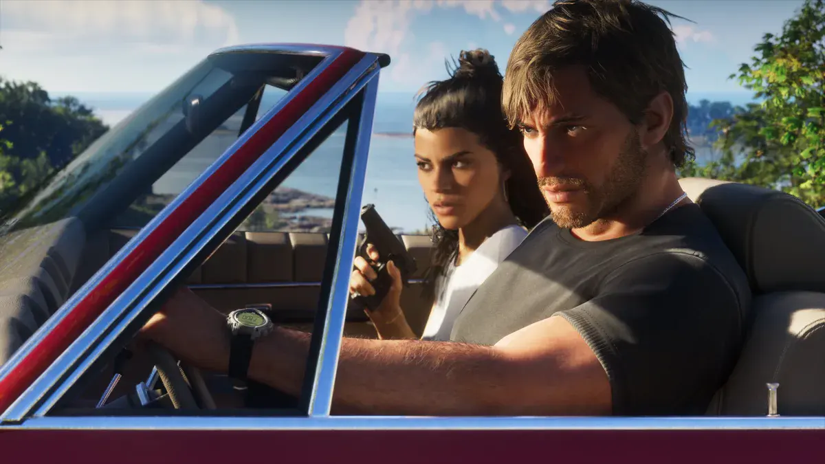 Jason au volant d'un cabriolet rouge et Lucia, pistolet à la main, sur le siège passager, au bord de la mer dans GTA 6