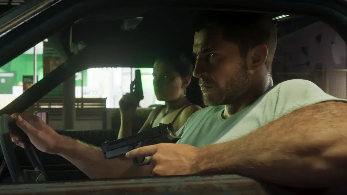 GTA 6 : Jason au volant, pistolet dans la main droite, avec Lucia armée sur le siège passager d'une voiture à l'arrêt