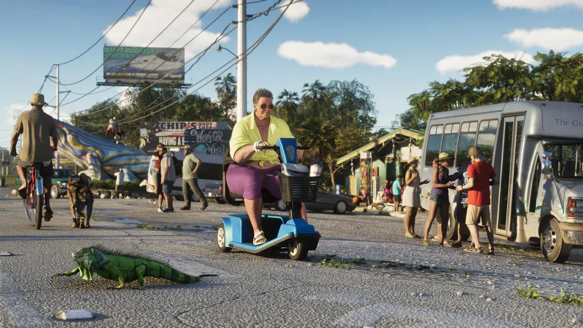 Une femme en scooter électrique croise un iguane sur une route des Keys de Leonida, sous des panneaux publicitaires, dans GTA 6