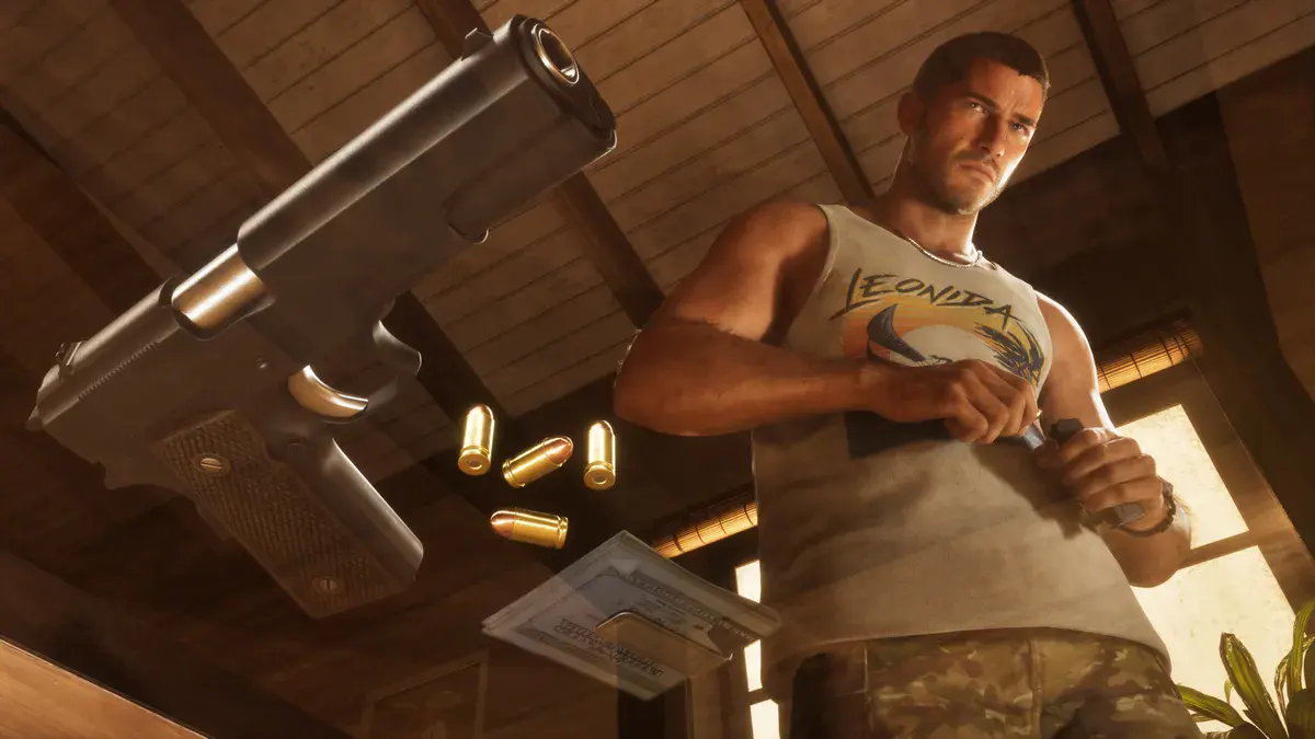 GTA 6 : Jason Duval, en débardeur Leonida, charge un pistolet posé sur une table en verre, des balles et une liasse de billets à côté